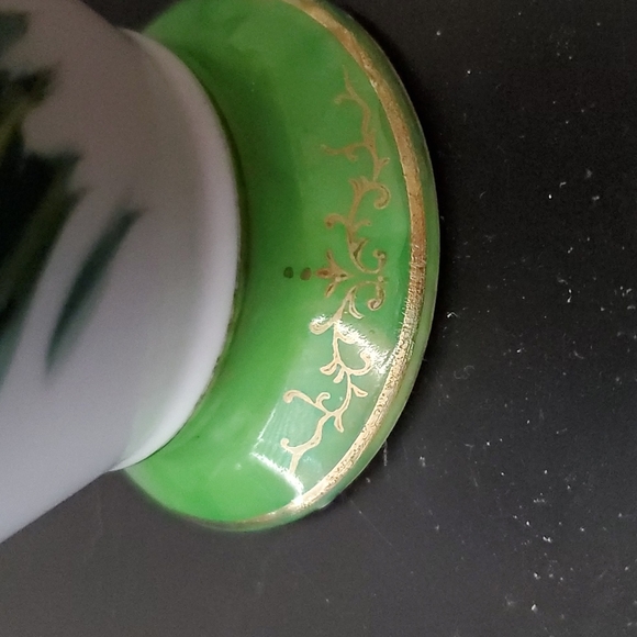 VINTAGE ANTIQUE GREEN AND WHITE FLORAL FLOWER VASE. - Picture 4 of 11